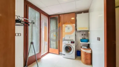 Chalet for sale in the Atalaya area of Huércal-Overa. Property built on a 560 m² plot with a constructed living area of 530 m². The house comprises 4 bedrooms (master bedroom with walk-in closet), 5 bathrooms (1 on the ground floor, 1 on the upper floor in each bedroom, 1 on the ground floor and 1 in the basement), 1 guest toilet in the exterior area, spacious separate lounge, fully furnished and equipped independent kitchen, large pantry, extensive laundry area, several terraces, and a basement with independent access and motorized doors capable of accommodating multiple cars. The property features high photo 17