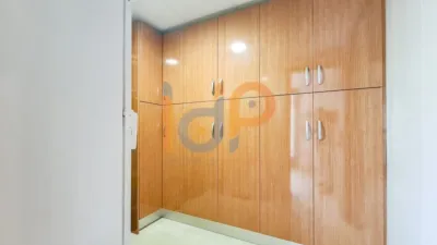 Chalet for sale in the Atalaya area of Huércal-Overa. Property built on a 560 m² plot with a constructed living area of 530 m². The house comprises 4 bedrooms (master bedroom with walk-in closet), 5 bathrooms (1 on the ground floor, 1 on the upper floor in each bedroom, 1 on the ground floor and 1 in the basement), 1 guest toilet in the exterior area, spacious separate lounge, fully furnished and equipped independent kitchen, large pantry, extensive laundry area, several terraces, and a basement with independent access and motorized doors capable of accommodating multiple cars. The property features high photo 18