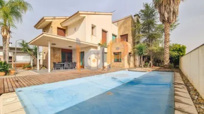 Chalet for sale in the Atalaya area of Huércal-Overa. Property built on a 560 m² plot with a constructed living area of 530 m². The house comprises 4 bedrooms (master bedroom with walk-in closet), 5 bathrooms (1 on the ground floor, 1 on the upper floor in each bedroom, 1 on the ground floor and 1 in the basement), 1 guest toilet in the exterior area, spacious separate lounge, fully furnished and equipped independent kitchen, large pantry, extensive laundry area, several terraces, and a basement with independent access and motorized doors capable of accommodating multiple cars. The property features high photo 20