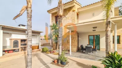 Chalet for sale in the Atalaya area of Huércal-Overa. Property built on a 560 m² plot with a constructed living area of 530 m². The house comprises 4 bedrooms (master bedroom with walk-in closet), 5 bathrooms (1 on the ground floor, 1 on the upper floor in each bedroom, 1 on the ground floor and 1 in the basement), 1 guest toilet in the exterior area, spacious separate lounge, fully furnished and equipped independent kitchen, large pantry, extensive laundry area, several terraces, and a basement with independent access and motorized doors capable of accommodating multiple cars. The property features high photo 21
