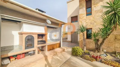 Chalet for sale in the Atalaya area of Huércal-Overa. Property built on a 560 m² plot with a constructed living area of 530 m². The house comprises 4 bedrooms (master bedroom with walk-in closet), 5 bathrooms (1 on the ground floor, 1 on the upper floor in each bedroom, 1 on the ground floor and 1 in the basement), 1 guest toilet in the exterior area, spacious separate lounge, fully furnished and equipped independent kitchen, large pantry, extensive laundry area, several terraces, and a basement with independent access and motorized doors capable of accommodating multiple cars. The property features high photo 22