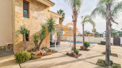 Chalet for sale in the Atalaya area of Huércal-Overa. Property built on a 560 m² plot with a constructed living area of 530 m². The house comprises 4 bedrooms (master bedroom with walk-in closet), 5 bathrooms (1 on the ground floor, 1 on the upper floor in each bedroom, 1 on the ground floor and 1 in the basement), 1 guest toilet in the exterior area, spacious separate lounge, fully furnished and equipped independent kitchen, large pantry, extensive laundry area, several terraces, and a basement with independent access and motorized doors capable of accommodating multiple cars. The property features high photo 23