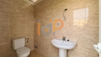 Chalet for sale in the Atalaya area of Huércal-Overa. Property built on a 560 m² plot with a constructed living area of 530 m². The house comprises 4 bedrooms (master bedroom with walk-in closet), 5 bathrooms (1 on the ground floor, 1 on the upper floor in each bedroom, 1 on the ground floor and 1 in the basement), 1 guest toilet in the exterior area, spacious separate lounge, fully furnished and equipped independent kitchen, large pantry, extensive laundry area, several terraces, and a basement with independent access and motorized doors capable of accommodating multiple cars. The property features high photo 24