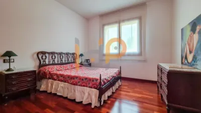 Chalet for sale in the Atalaya area of Huércal-Overa. Property built on a 560 m² plot with a constructed living area of 530 m². The house comprises 4 bedrooms (master bedroom with walk-in closet), 5 bathrooms (1 on the ground floor, 1 on the upper floor in each bedroom, 1 on the ground floor and 1 in the basement), 1 guest toilet in the exterior area, spacious separate lounge, fully furnished and equipped independent kitchen, large pantry, extensive laundry area, several terraces, and a basement with independent access and motorized doors capable of accommodating multiple cars. The property features high photo 25