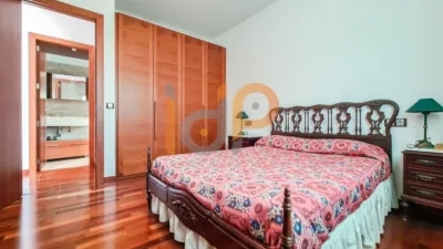Chalet for sale in the Atalaya area of Huércal-Overa. Property built on a 560 m² plot with a constructed living area of 530 m². The house comprises 4 bedrooms (master bedroom with walk-in closet), 5 bathrooms (1 on the ground floor, 1 on the upper floor in each bedroom, 1 on the ground floor and 1 in the basement), 1 guest toilet in the exterior area, spacious separate lounge, fully furnished and equipped independent kitchen, large pantry, extensive laundry area, several terraces, and a basement with independent access and motorized doors capable of accommodating multiple cars. The property features high photo 26