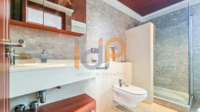 Chalet for sale in the Atalaya area of Huércal-Overa. Property built on a 560 m² plot with a constructed living area of 530 m². The house comprises 4 bedrooms (master bedroom with walk-in closet), 5 bathrooms (1 on the ground floor, 1 on the upper floor in each bedroom, 1 on the ground floor and 1 in the basement), 1 guest toilet in the exterior area, spacious separate lounge, fully furnished and equipped independent kitchen, large pantry, extensive laundry area, several terraces, and a basement with independent access and motorized doors capable of accommodating multiple cars. The property features high photo 27