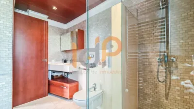 Chalet for sale in the Atalaya area of Huércal-Overa. Property built on a 560 m² plot with a constructed living area of 530 m². The house comprises 4 bedrooms (master bedroom with walk-in closet), 5 bathrooms (1 on the ground floor, 1 on the upper floor in each bedroom, 1 on the ground floor and 1 in the basement), 1 guest toilet in the exterior area, spacious separate lounge, fully furnished and equipped independent kitchen, large pantry, extensive laundry area, several terraces, and a basement with independent access and motorized doors capable of accommodating multiple cars. The property features high photo 28