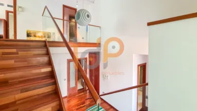 Chalet for sale in the Atalaya area of Huércal-Overa. Property built on a 560 m² plot with a constructed living area of 530 m². The house comprises 4 bedrooms (master bedroom with walk-in closet), 5 bathrooms (1 on the ground floor, 1 on the upper floor in each bedroom, 1 on the ground floor and 1 in the basement), 1 guest toilet in the exterior area, spacious separate lounge, fully furnished and equipped independent kitchen, large pantry, extensive laundry area, several terraces, and a basement with independent access and motorized doors capable of accommodating multiple cars. The property features high photo 29