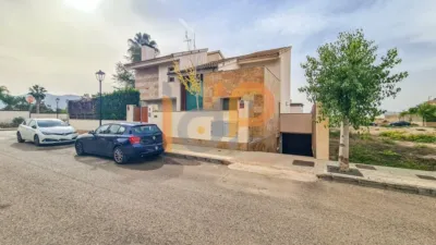 Chalet for sale in the Atalaya area of Huércal-Overa. Property built on a 560 m² plot with a constructed living area of 530 m². The house comprises 4 bedrooms (master bedroom with walk-in closet), 5 bathrooms (1 on the ground floor, 1 on the upper floor in each bedroom, 1 on the ground floor and 1 in the basement), 1 guest toilet in the exterior area, spacious separate lounge, fully furnished and equipped independent kitchen, large pantry, extensive laundry area, several terraces, and a basement with independent access and motorized doors capable of accommodating multiple cars. The property features high photo 2