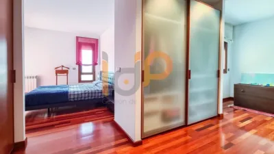 Chalet for sale in the Atalaya area of Huércal-Overa. Property built on a 560 m² plot with a constructed living area of 530 m². The house comprises 4 bedrooms (master bedroom with walk-in closet), 5 bathrooms (1 on the ground floor, 1 on the upper floor in each bedroom, 1 on the ground floor and 1 in the basement), 1 guest toilet in the exterior area, spacious separate lounge, fully furnished and equipped independent kitchen, large pantry, extensive laundry area, several terraces, and a basement with independent access and motorized doors capable of accommodating multiple cars. The property features high photo 31