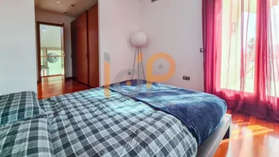 Chalet for sale in the Atalaya area of Huércal-Overa. Property built on a 560 m² plot with a constructed living area of 530 m². The house comprises 4 bedrooms (master bedroom with walk-in closet), 5 bathrooms (1 on the ground floor, 1 on the upper floor in each bedroom, 1 on the ground floor and 1 in the basement), 1 guest toilet in the exterior area, spacious separate lounge, fully furnished and equipped independent kitchen, large pantry, extensive laundry area, several terraces, and a basement with independent access and motorized doors capable of accommodating multiple cars. The property features high photo 32