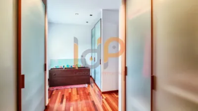 Chalet for sale in the Atalaya area of Huércal-Overa. Property built on a 560 m² plot with a constructed living area of 530 m². The house comprises 4 bedrooms (master bedroom with walk-in closet), 5 bathrooms (1 on the ground floor, 1 on the upper floor in each bedroom, 1 on the ground floor and 1 in the basement), 1 guest toilet in the exterior area, spacious separate lounge, fully furnished and equipped independent kitchen, large pantry, extensive laundry area, several terraces, and a basement with independent access and motorized doors capable of accommodating multiple cars. The property features high photo 33