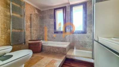 Chalet for sale in the Atalaya area of Huércal-Overa. Property built on a 560 m² plot with a constructed living area of 530 m². The house comprises 4 bedrooms (master bedroom with walk-in closet), 5 bathrooms (1 on the ground floor, 1 on the upper floor in each bedroom, 1 on the ground floor and 1 in the basement), 1 guest toilet in the exterior area, spacious separate lounge, fully furnished and equipped independent kitchen, large pantry, extensive laundry area, several terraces, and a basement with independent access and motorized doors capable of accommodating multiple cars. The property features high photo 34