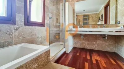 Chalet for sale in the Atalaya area of Huércal-Overa. Property built on a 560 m² plot with a constructed living area of 530 m². The house comprises 4 bedrooms (master bedroom with walk-in closet), 5 bathrooms (1 on the ground floor, 1 on the upper floor in each bedroom, 1 on the ground floor and 1 in the basement), 1 guest toilet in the exterior area, spacious separate lounge, fully furnished and equipped independent kitchen, large pantry, extensive laundry area, several terraces, and a basement with independent access and motorized doors capable of accommodating multiple cars. The property features high photo 35
