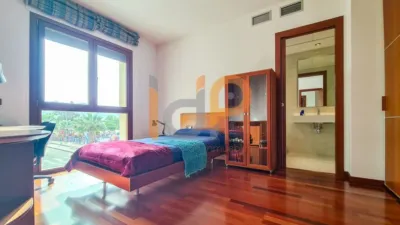 Chalet for sale in the Atalaya area of Huércal-Overa. Property built on a 560 m² plot with a constructed living area of 530 m². The house comprises 4 bedrooms (master bedroom with walk-in closet), 5 bathrooms (1 on the ground floor, 1 on the upper floor in each bedroom, 1 on the ground floor and 1 in the basement), 1 guest toilet in the exterior area, spacious separate lounge, fully furnished and equipped independent kitchen, large pantry, extensive laundry area, several terraces, and a basement with independent access and motorized doors capable of accommodating multiple cars. The property features high photo 36