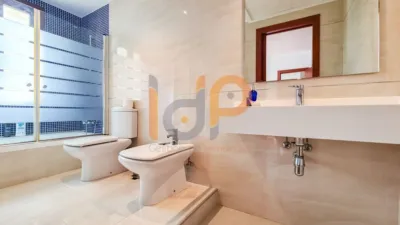Chalet for sale in the Atalaya area of Huércal-Overa. Property built on a 560 m² plot with a constructed living area of 530 m². The house comprises 4 bedrooms (master bedroom with walk-in closet), 5 bathrooms (1 on the ground floor, 1 on the upper floor in each bedroom, 1 on the ground floor and 1 in the basement), 1 guest toilet in the exterior area, spacious separate lounge, fully furnished and equipped independent kitchen, large pantry, extensive laundry area, several terraces, and a basement with independent access and motorized doors capable of accommodating multiple cars. The property features high photo 37