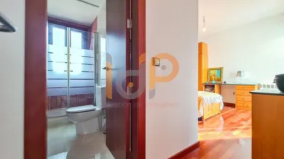 Chalet for sale in the Atalaya area of Huércal-Overa. Property built on a 560 m² plot with a constructed living area of 530 m². The house comprises 4 bedrooms (master bedroom with walk-in closet), 5 bathrooms (1 on the ground floor, 1 on the upper floor in each bedroom, 1 on the ground floor and 1 in the basement), 1 guest toilet in the exterior area, spacious separate lounge, fully furnished and equipped independent kitchen, large pantry, extensive laundry area, several terraces, and a basement with independent access and motorized doors capable of accommodating multiple cars. The property features high photo 38