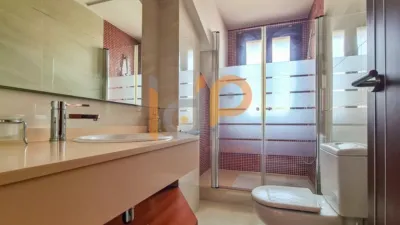 Chalet for sale in the Atalaya area of Huércal-Overa. Property built on a 560 m² plot with a constructed living area of 530 m². The house comprises 4 bedrooms (master bedroom with walk-in closet), 5 bathrooms (1 on the ground floor, 1 on the upper floor in each bedroom, 1 on the ground floor and 1 in the basement), 1 guest toilet in the exterior area, spacious separate lounge, fully furnished and equipped independent kitchen, large pantry, extensive laundry area, several terraces, and a basement with independent access and motorized doors capable of accommodating multiple cars. The property features high photo 39