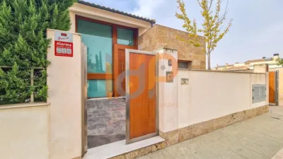 Chalet for sale in the Atalaya area of Huércal-Overa. Property built on a 560 m² plot with a constructed living area of 530 m². The house comprises 4 bedrooms (master bedroom with walk-in closet), 5 bathrooms (1 on the ground floor, 1 on the upper floor in each bedroom, 1 on the ground floor and 1 in the basement), 1 guest toilet in the exterior area, spacious separate lounge, fully furnished and equipped independent kitchen, large pantry, extensive laundry area, several terraces, and a basement with independent access and motorized doors capable of accommodating multiple cars. The property features high photo 3
