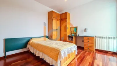 Chalet for sale in the Atalaya area of Huércal-Overa. Property built on a 560 m² plot with a constructed living area of 530 m². The house comprises 4 bedrooms (master bedroom with walk-in closet), 5 bathrooms (1 on the ground floor, 1 on the upper floor in each bedroom, 1 on the ground floor and 1 in the basement), 1 guest toilet in the exterior area, spacious separate lounge, fully furnished and equipped independent kitchen, large pantry, extensive laundry area, several terraces, and a basement with independent access and motorized doors capable of accommodating multiple cars. The property features high photo 40