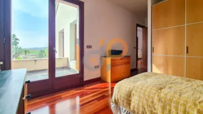 Chalet for sale in the Atalaya area of Huércal-Overa. Property built on a 560 m² plot with a constructed living area of 530 m². The house comprises 4 bedrooms (master bedroom with walk-in closet), 5 bathrooms (1 on the ground floor, 1 on the upper floor in each bedroom, 1 on the ground floor and 1 in the basement), 1 guest toilet in the exterior area, spacious separate lounge, fully furnished and equipped independent kitchen, large pantry, extensive laundry area, several terraces, and a basement with independent access and motorized doors capable of accommodating multiple cars. The property features high photo 41