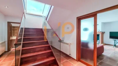 Chalet for sale in the Atalaya area of Huércal-Overa. Property built on a 560 m² plot with a constructed living area of 530 m². The house comprises 4 bedrooms (master bedroom with walk-in closet), 5 bathrooms (1 on the ground floor, 1 on the upper floor in each bedroom, 1 on the ground floor and 1 in the basement), 1 guest toilet in the exterior area, spacious separate lounge, fully furnished and equipped independent kitchen, large pantry, extensive laundry area, several terraces, and a basement with independent access and motorized doors capable of accommodating multiple cars. The property features high photo 44
