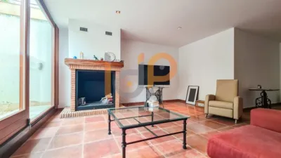 Chalet for sale in the Atalaya area of Huércal-Overa. Property built on a 560 m² plot with a constructed living area of 530 m². The house comprises 4 bedrooms (master bedroom with walk-in closet), 5 bathrooms (1 on the ground floor, 1 on the upper floor in each bedroom, 1 on the ground floor and 1 in the basement), 1 guest toilet in the exterior area, spacious separate lounge, fully furnished and equipped independent kitchen, large pantry, extensive laundry area, several terraces, and a basement with independent access and motorized doors capable of accommodating multiple cars. The property features high photo 48