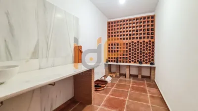 Chalet for sale in the Atalaya area of Huércal-Overa. Property built on a 560 m² plot with a constructed living area of 530 m². The house comprises 4 bedrooms (master bedroom with walk-in closet), 5 bathrooms (1 on the ground floor, 1 on the upper floor in each bedroom, 1 on the ground floor and 1 in the basement), 1 guest toilet in the exterior area, spacious separate lounge, fully furnished and equipped independent kitchen, large pantry, extensive laundry area, several terraces, and a basement with independent access and motorized doors capable of accommodating multiple cars. The property features high photo 49