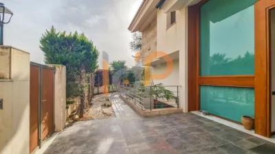Chalet for sale in the Atalaya area of Huércal-Overa. Property built on a 560 m² plot with a constructed living area of 530 m². The house comprises 4 bedrooms (master bedroom with walk-in closet), 5 bathrooms (1 on the ground floor, 1 on the upper floor in each bedroom, 1 on the ground floor and 1 in the basement), 1 guest toilet in the exterior area, spacious separate lounge, fully furnished and equipped independent kitchen, large pantry, extensive laundry area, several terraces, and a basement with independent access and motorized doors capable of accommodating multiple cars. The property features high photo 4