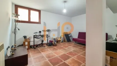 Chalet for sale in the Atalaya area of Huércal-Overa. Property built on a 560 m² plot with a constructed living area of 530 m². The house comprises 4 bedrooms (master bedroom with walk-in closet), 5 bathrooms (1 on the ground floor, 1 on the upper floor in each bedroom, 1 on the ground floor and 1 in the basement), 1 guest toilet in the exterior area, spacious separate lounge, fully furnished and equipped independent kitchen, large pantry, extensive laundry area, several terraces, and a basement with independent access and motorized doors capable of accommodating multiple cars. The property features high photo 50