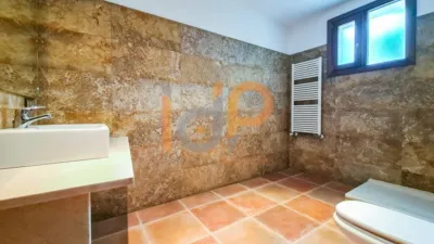 Chalet for sale in the Atalaya area of Huércal-Overa. Property built on a 560 m² plot with a constructed living area of 530 m². The house comprises 4 bedrooms (master bedroom with walk-in closet), 5 bathrooms (1 on the ground floor, 1 on the upper floor in each bedroom, 1 on the ground floor and 1 in the basement), 1 guest toilet in the exterior area, spacious separate lounge, fully furnished and equipped independent kitchen, large pantry, extensive laundry area, several terraces, and a basement with independent access and motorized doors capable of accommodating multiple cars. The property features high photo 51