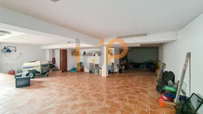 Chalet for sale in the Atalaya area of Huércal-Overa. Property built on a 560 m² plot with a constructed living area of 530 m². The house comprises 4 bedrooms (master bedroom with walk-in closet), 5 bathrooms (1 on the ground floor, 1 on the upper floor in each bedroom, 1 on the ground floor and 1 in the basement), 1 guest toilet in the exterior area, spacious separate lounge, fully furnished and equipped independent kitchen, large pantry, extensive laundry area, several terraces, and a basement with independent access and motorized doors capable of accommodating multiple cars. The property features high photo 52