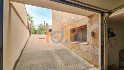 Chalet for sale in the Atalaya area of Huércal-Overa. Property built on a 560 m² plot with a constructed living area of 530 m². The house comprises 4 bedrooms (master bedroom with walk-in closet), 5 bathrooms (1 on the ground floor, 1 on the upper floor in each bedroom, 1 on the ground floor and 1 in the basement), 1 guest toilet in the exterior area, spacious separate lounge, fully furnished and equipped independent kitchen, large pantry, extensive laundry area, several terraces, and a basement with independent access and motorized doors capable of accommodating multiple cars. The property features high photo 53