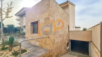 Chalet for sale in the Atalaya area of Huércal-Overa. Property built on a 560 m² plot with a constructed living area of 530 m². The house comprises 4 bedrooms (master bedroom with walk-in closet), 5 bathrooms (1 on the ground floor, 1 on the upper floor in each bedroom, 1 on the ground floor and 1 in the basement), 1 guest toilet in the exterior area, spacious separate lounge, fully furnished and equipped independent kitchen, large pantry, extensive laundry area, several terraces, and a basement with independent access and motorized doors capable of accommodating multiple cars. The property features high photo 54