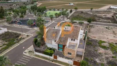 Chalet for sale in the Atalaya area of Huércal-Overa. Property built on a 560 m² plot with a constructed living area of 530 m². The house comprises 4 bedrooms (master bedroom with walk-in closet), 5 bathrooms (1 on the ground floor, 1 on the upper floor in each bedroom, 1 on the ground floor and 1 in the basement), 1 guest toilet in the exterior area, spacious separate lounge, fully furnished and equipped independent kitchen, large pantry, extensive laundry area, several terraces, and a basement with independent access and motorized doors capable of accommodating multiple cars. The property features high photo 55