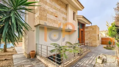 Chalet for sale in the Atalaya area of Huércal-Overa. Property built on a 560 m² plot with a constructed living area of 530 m². The house comprises 4 bedrooms (master bedroom with walk-in closet), 5 bathrooms (1 on the ground floor, 1 on the upper floor in each bedroom, 1 on the ground floor and 1 in the basement), 1 guest toilet in the exterior area, spacious separate lounge, fully furnished and equipped independent kitchen, large pantry, extensive laundry area, several terraces, and a basement with independent access and motorized doors capable of accommodating multiple cars. The property features high photo 5