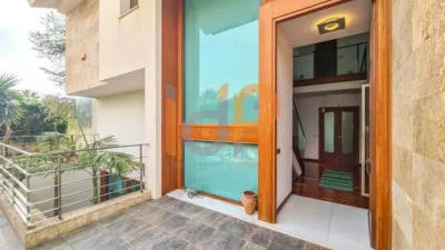 Chalet for sale in the Atalaya area of Huércal-Overa. Property built on a 560 m² plot with a constructed living area of 530 m². The house comprises 4 bedrooms (master bedroom with walk-in closet), 5 bathrooms (1 on the ground floor, 1 on the upper floor in each bedroom, 1 on the ground floor and 1 in the basement), 1 guest toilet in the exterior area, spacious separate lounge, fully furnished and equipped independent kitchen, large pantry, extensive laundry area, several terraces, and a basement with independent access and motorized doors capable of accommodating multiple cars. The property features high photo 6