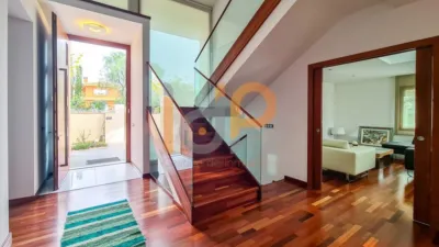 Chalet for sale in the Atalaya area of Huércal-Overa. Property built on a 560 m² plot with a constructed living area of 530 m². The house comprises 4 bedrooms (master bedroom with walk-in closet), 5 bathrooms (1 on the ground floor, 1 on the upper floor in each bedroom, 1 on the ground floor and 1 in the basement), 1 guest toilet in the exterior area, spacious separate lounge, fully furnished and equipped independent kitchen, large pantry, extensive laundry area, several terraces, and a basement with independent access and motorized doors capable of accommodating multiple cars. The property features high photo 7
