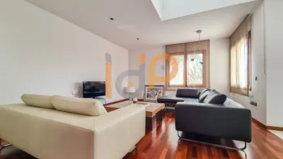 Chalet for sale in the Atalaya area of Huércal-Overa. Property built on a 560 m² plot with a constructed living area of 530 m². The house comprises 4 bedrooms (master bedroom with walk-in closet), 5 bathrooms (1 on the ground floor, 1 on the upper floor in each bedroom, 1 on the ground floor and 1 in the basement), 1 guest toilet in the exterior area, spacious separate lounge, fully furnished and equipped independent kitchen, large pantry, extensive laundry area, several terraces, and a basement with independent access and motorized doors capable of accommodating multiple cars. The property features high photo 8