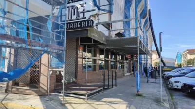Local comercial en venta en Avenida de la Mahía, cerca de Plaza del Ayuntamiento - Vista 2