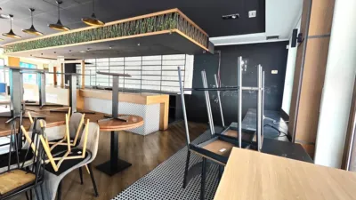Local comercial en venta en Avenida de la Mahía, cerca de Plaza del Ayuntamiento - Más