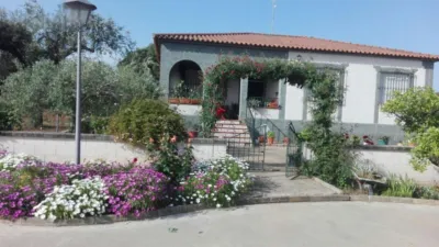 Chalet en venta en Ctra de Sevilla - Ronda Sur, Los Montitos-Carretera de Sevilla (Badajoz Capital) de 220.000 €