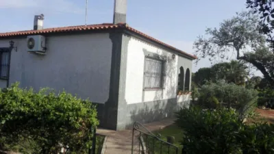 Chalet en venta en Ctra de Sevilla - Ronda Sur, Los Montitos-Carretera de Sevilla (Badajoz Capital) de 220.000 €