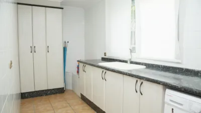 Chalet en alquiler en Chiva, Chiva de 3.500 €<span>/mes</span>