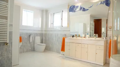 Chalet en alquiler en Chiva, Chiva de 3.500 €<span>/mes</span>