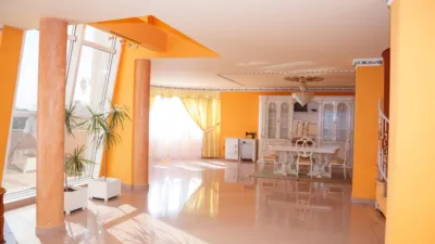 Chalet en alquiler en Chiva, Chiva de 3.500 €<span>/mes</span>