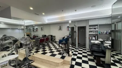 Local comercial en venta en Calle de Ramón y Cajal - Más
