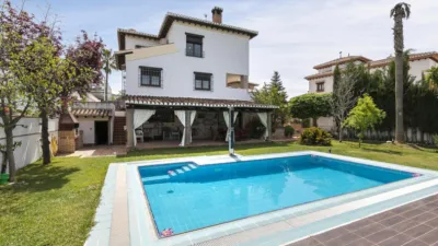 Chalet en venta en Calle Cúllar Vega, La Zubia de 606.000 €