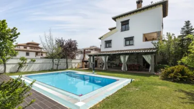 Chalet en venta en Calle Cúllar Vega, La Zubia de 606.000 €