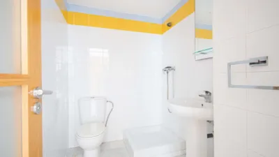 Piso en venta en Calle Arroyo, cerca de Calle de la Virgen de Gracia y Esperanza, San Roque-La Calzada (Distrito Nervión. Sevilla Capital) de 390.000 €
